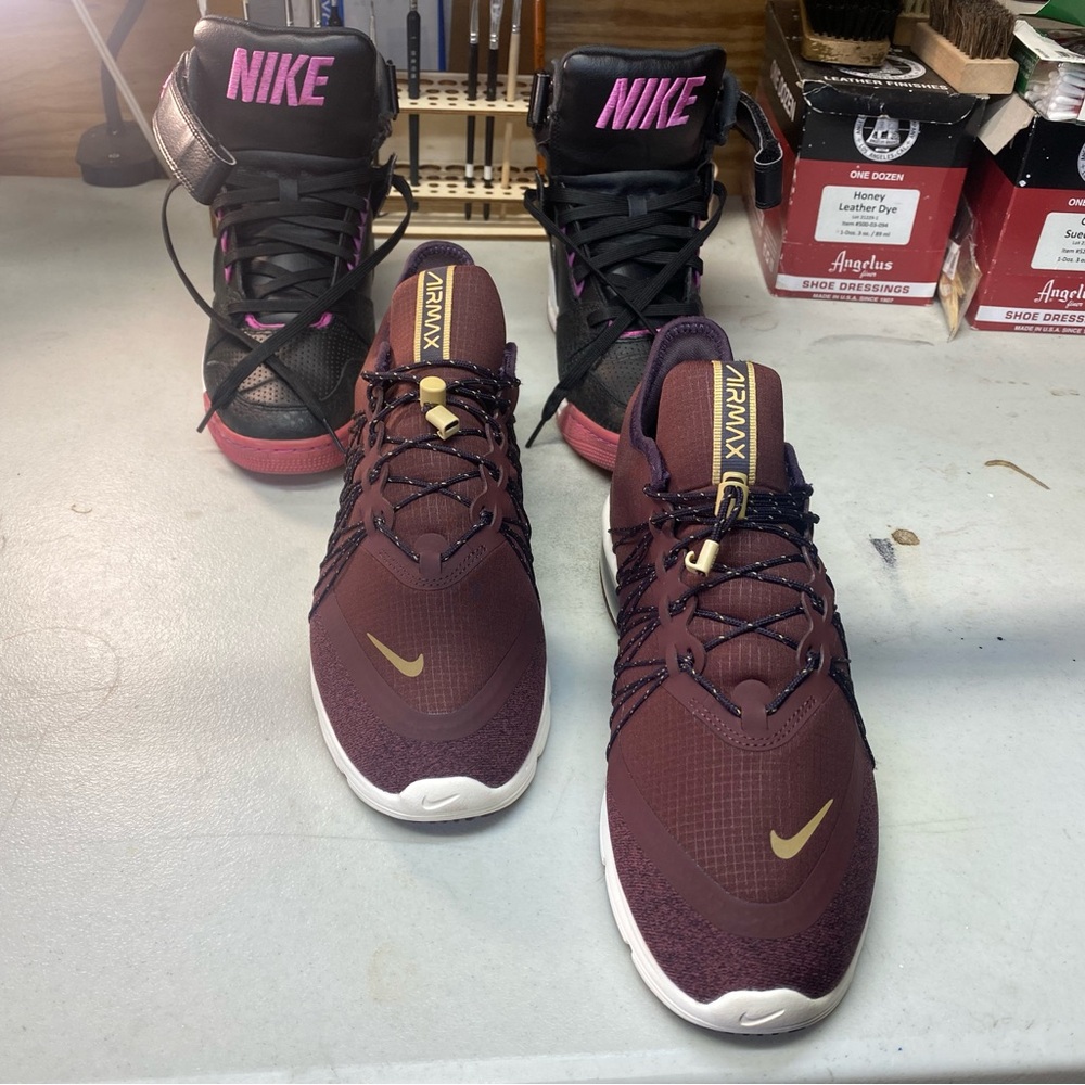 Bundle of 2 WOMEN NIKES, are in great condition please read description below👇🏽